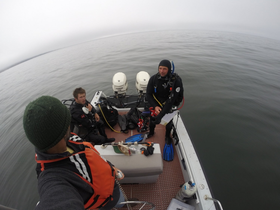 Team on small skiff