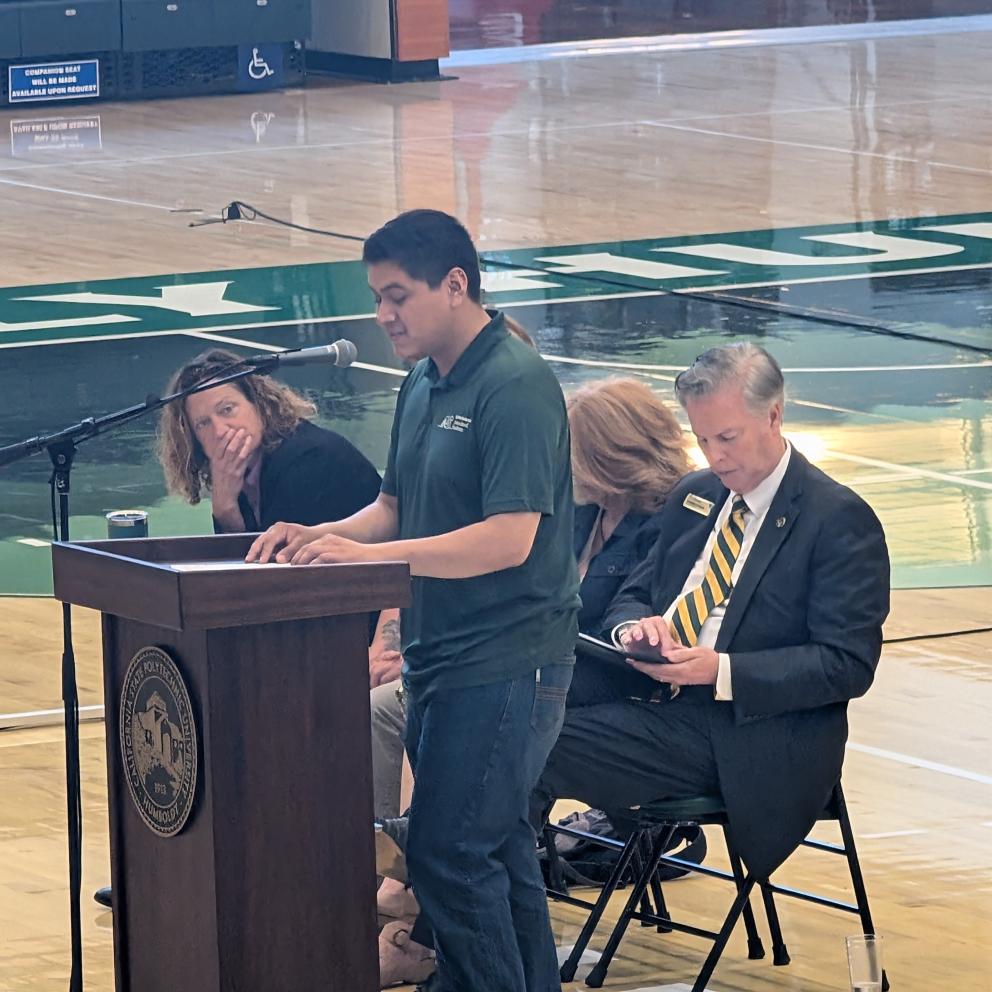 President Eduardo Cruz addresses the crowd at Fall Welcome